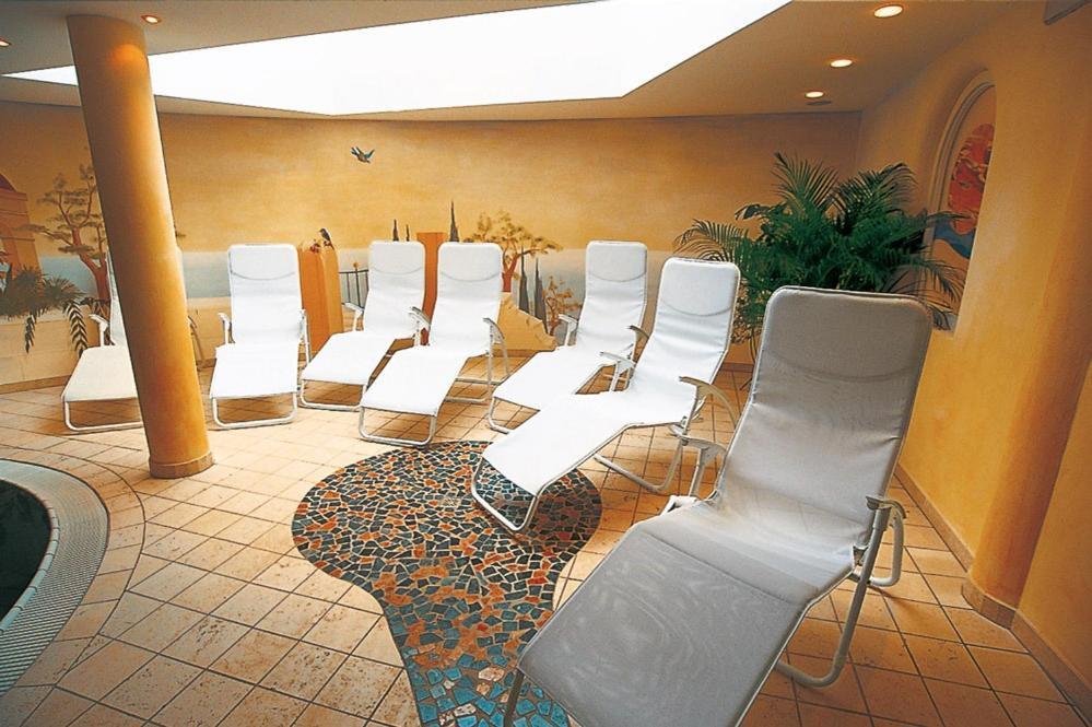 Hotel Maria Theresia Silandro Exterior photo