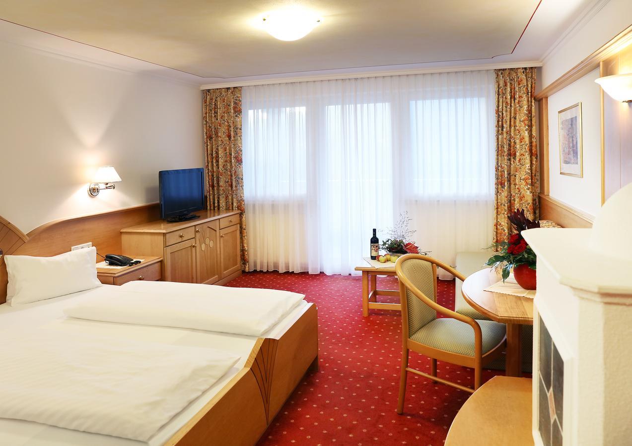 Hotel Maria Theresia Silandro Exterior photo