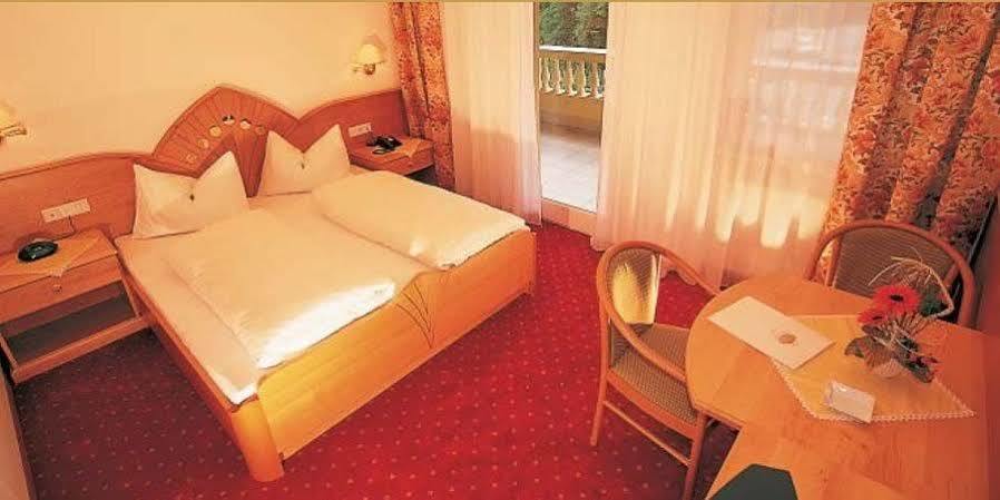 Hotel Maria Theresia Silandro Exterior photo